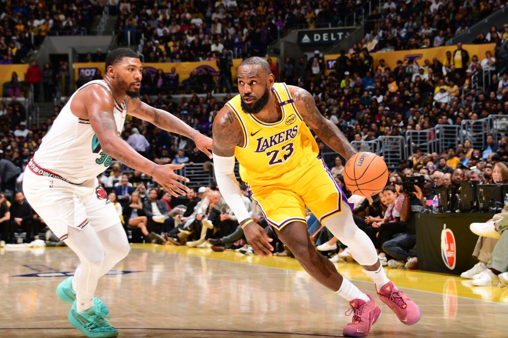 抬起哑铃至 抬起哑铃至